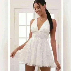 NWT Lulu's Plunge A-Line Daisies Size Large